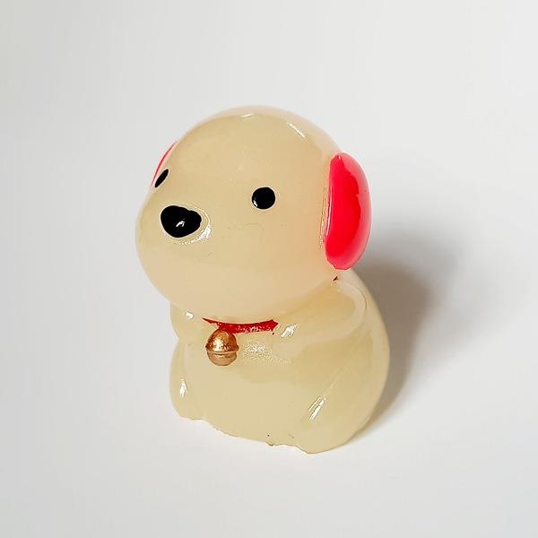 Tượng poly dạ quang trang trí hình cún đeo lục lạc