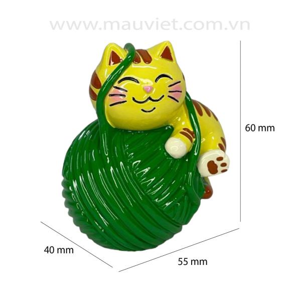 Mèo ôm cuộn len dễ thương (Mèo vàng)